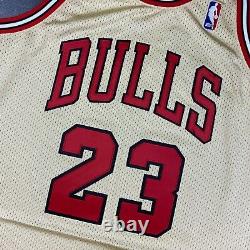 100% Authentic Michael Jordan Mitchell & Ness 95 96 Gold Bulls Jersey Size 44 L